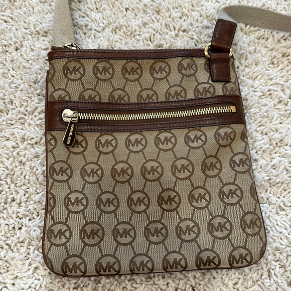 Michael Kors crossbody - Picture 2 of 3